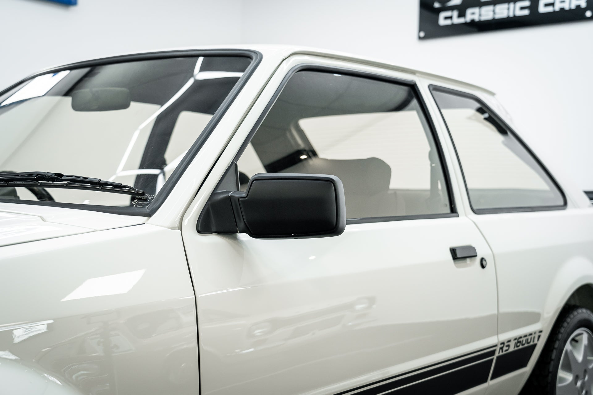 Vitesse Ford Escort XR3i in Strato Silver 1983 T9-43092 1/43 NEW | UK Vitesse Ford Escort XR3i in Strato Silver 1983 T9-43092 1/43 NEW | UK